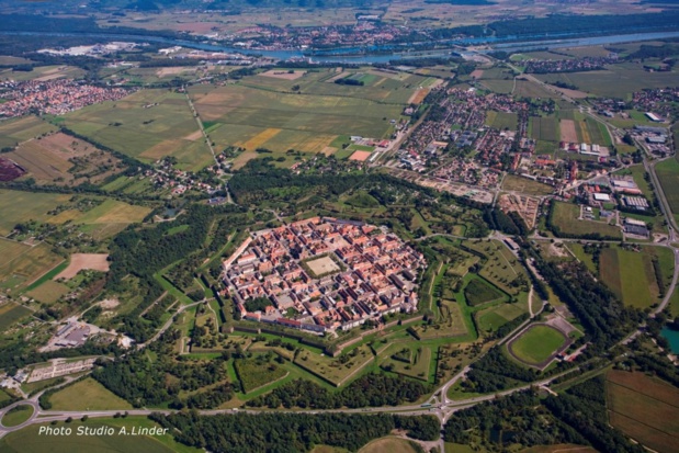 Vue aérienne de Neuf-Brisach, chef d'oeuvre de Vauban. Studio A. Linder.
