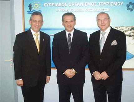 (De gauche à droite) Mr Romwald Lungaro-Mifsud, Executive Chairman, Malta Tourism Authority, Mr Photis Photiou, Chairman, Cyprus Tourism Organisation et Mr Keith Longstaff, Vice-President Commercial Operations – Europe, Emirates.