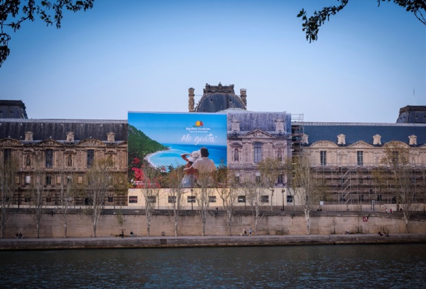 L'affiche géante de 570 m² sur la façade du Louvre - DR Rep Dom