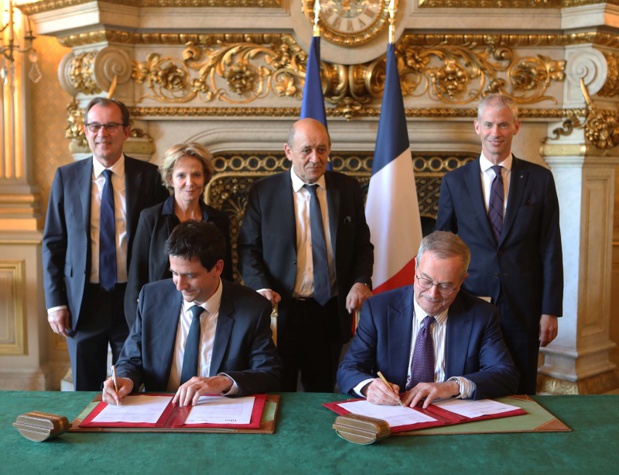 Marc Tessier, président de la commission nationale du film France et Yann Delaunay, directeur général de Atout France par intérim ont signé au Quai d'Orsay un accord de partenariat, en présence de Jean-Yves Le Drian, ministre de l’Europe et des Affaires étrangères, de Franck Riester, ministre de la Culture, de Frédérique Bredin, Présidente du CNC, et de Christian Mantei - DR : Atout France