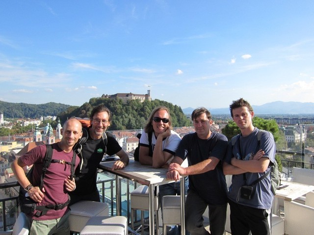 Toute l'équipe pose devant le chateau de Ljubljana en compagnie du guide Urban Soban