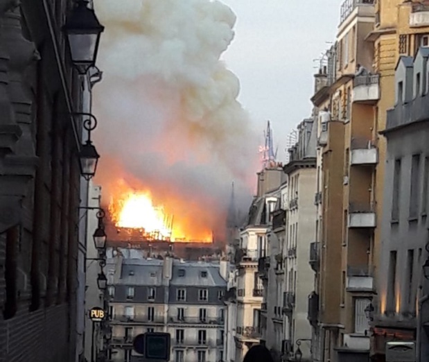 L'incendie s'est déclaré vers 18h50 lundi 15 avril 2019 - Photo TS