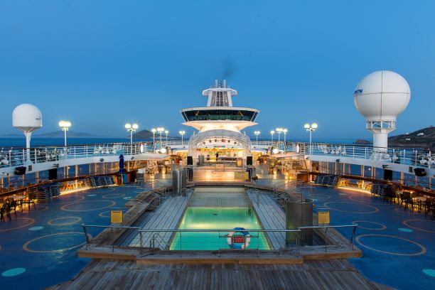 Une partie du pont extérieur et bar panoramique. Collection Celestyal Cruises.