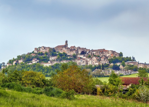 Cordes s’organise autour de sa splendide halle centrale aux 24 piliers. Au fil des rues pavées, vous découvrirez les maisons nobles du Grand Ecuyer, du Grand Veneur, du Grand Fauconnier.  - Depositphotos.com  Auteur borisb17