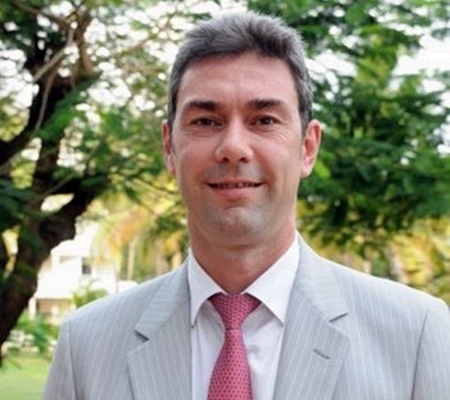 A peine débarqué, Pascal Gardin a décidé d'adhérer au MPCR (Mouvement pour le port de la cravate rose) afin de soutenir Léa et ses groupies à Top Résa. Sympa, non ? A peine débarqué, Pascal Gardin a décidé d'adhérer au MPCR (Mouvement pour le port de la cravate rose) afin de soutenir Léa et ses groupies à Top Résa. Sympa, non ?