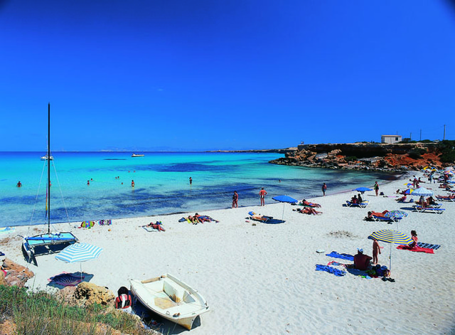 Les eaux transparentes de l’île de Formentera, aux Baléares, en font un paradis très coté - DR : OT Espagne