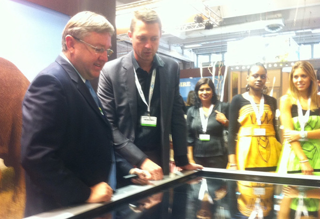 Mathinus Van Schalkwyk, ministre du tourisme d'Afrique du Sud, faisait hier une visite éclair sur le stand de son pays à Top Résa - DR : Bertrand Figuier