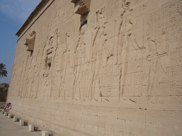 Attribuer une fonction touristique au patrimoine peut permettre sa préservation. Les temples égyptiens d’Abou Simbel et Philaé auraient-ils été sauvés des eaux s’ils n’avaient pas constitué des sites majeurs pour l’économie touristique du pays ? - DR : C.E.