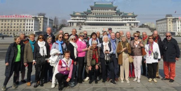 Photo de groupe sur l’immense square Kim II Sung (75 000 m2) à Pyongyang - DR : Pierre Surot