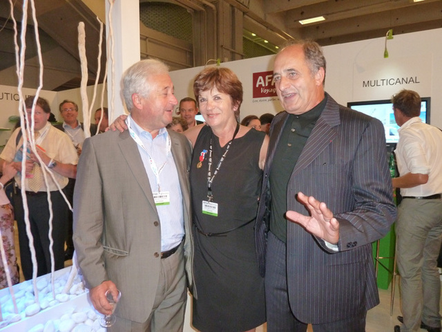 Marie-Josée Fauthoux entre François-Xavier de Boüard et Jean-Pierre Mas co-présidents du réseau AS Voyages. Marie-Josée Fauthoux entre François-Xavier de Boüard et Jean-Pierre Mas co-présidents du réseau AS Voyages.