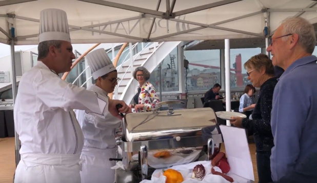 Le Chef corporate Philippe Tremel et son adjointe régalent les passagers avec du poulpe au barbecue / crédit photo JDL