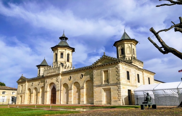 Le superbe Château d’Estournel, un cru Médoc au riche passé historique, symbolisé par les tours tarabiscotées de style sino-indien /crédit photo JDL