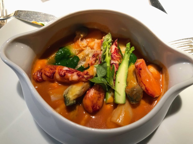 Cookpot de homard bleu et asperges blanches du Blayais /crédit photo JDL Cookpot de homard bleu et asperges blanches du Blayais /crédit photo JDL