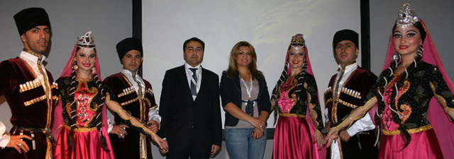 les responsables azerbaïdjanais avaient emmené leurs danseurs pour animer stand et conférences. les responsables azerbaïdjanais avaient emmené leurs danseurs pour animer stand et conférences.