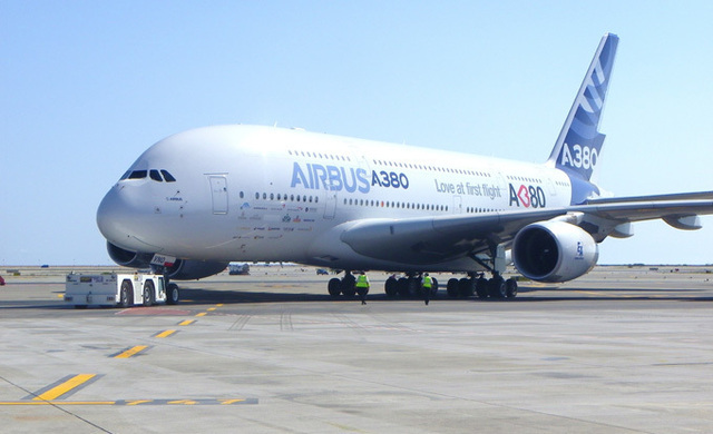 Inauguration le 23 septembre 2011 du poste 54 à l’aéroport international de Nice avec la présence d’un A380 venu tester l’appontage à la double passerelle - DR