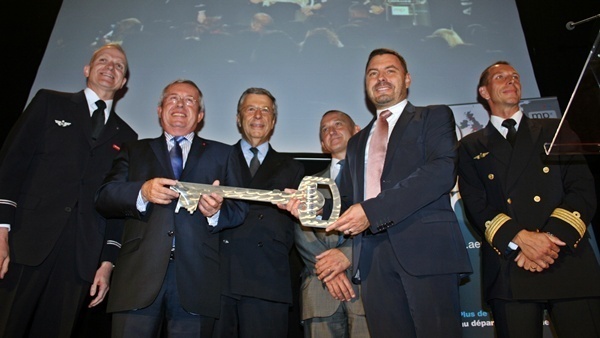 Pierre-Henri Gourgeon, DG d’Air France KLM, remet à Hugues Heddebault, directeur régional, entouré de son équipe, la clé de la nouvelle "base" d’Air France à Marseille.