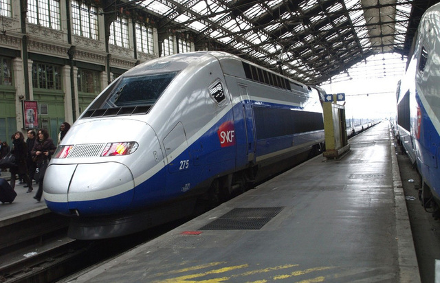 Alors que les promoteurs avaient dès 1960, créé une gare dans l’aérogare d’Orly Sud, celle-ci n’a jamais été utilisée, la SNCF se refusant à l’époque à amener des passagers à ce qu’elle considérait être un mode concurrent.
