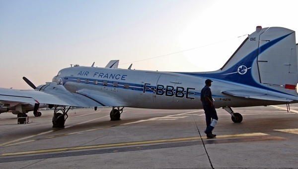 Pour saluer le lancement de sa Base de Marseille, Air France avait déplacé un de ses premiers DC3 avec l'ancien logo. Une pérennité qui force le respect et un clin d'oeil à la concurrence ? ph. JDL