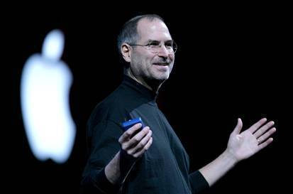 La disparition de Steve Jobs aura eu pour première conséquence de booster les ventes. de pulls noirs à col roulé, mais aussi de l'iPhone 4S, doté d'un processeur aussi puissant que celui de l'iPad, présenté par Apple la veille du décès de son légendaire patron.