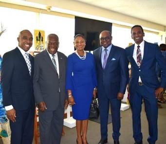 Le ministre du Tourisme Edmund Bartlett (4ème à droite) est accompagné des membres de son équipe du ministère du Tourisme à la suite de sa présentation sectorielle au Parlement le mardi 30 avril 2019 - DR
