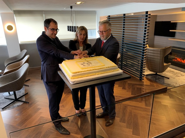 Fabien Lawson, directeur du Terminal 1 (Groupe ADP), Virginie Auriol, directrice de Star Alliance France et Christian Dräger, vice-président Expérience client de Star Alliance, célèbrent l'inauguration du salon rénové - DR : Star Alliance