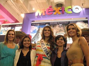 Dominique Berthelot directrice du bureau à Paris du Conseil de Promotion  Touristique du Mexique, Layla Macias gérante de promotion de l'OVC Cancun, Laury Thilleman Miss France 2011, Carolina Garcia Posada directrice générale France d’Aeromexico et Sylvie Tellier Directrice Générale de la société Miss France