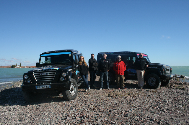 Du côté de Saryshagan, au bord du lac Balkhash, l'équipe du Raid Salaün devant les deux 4X4 Iveco: (de g à dr) Anastasia, Guillaume Bouniol, reporter Dimanche Ouest France, partenaire du raid, Serge Vincenti, Batyr, le guide Kazakh, et Jean Lallouët - Photo DR JB