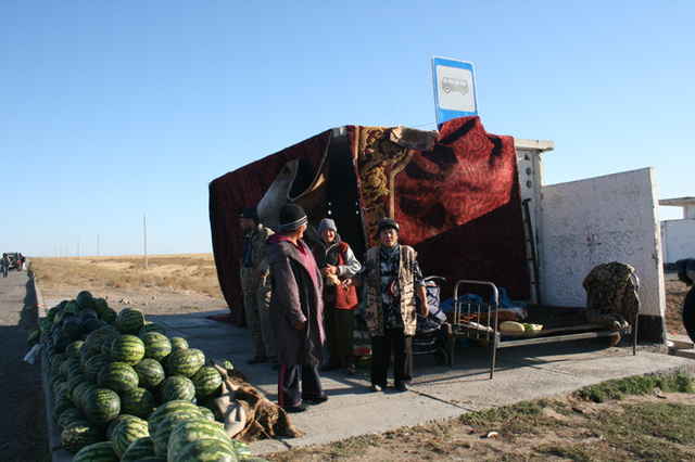 ... ou celles-ci qui ont squatté un abris-bus pour monter un commerce de pastéques récoltées dans de rares plantations au bord d'une riviére  - Photo DR JB