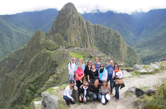 Les participants prennent la pause devant le mythique Machu Picchu - DR Les participants prennent la pause devant le mythique Machu Picchu - DR