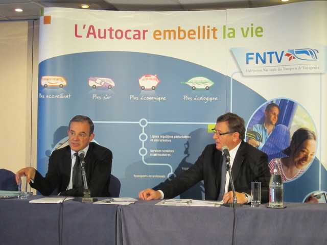 Le ministre chargé des transports Thierry Mariani à coté du président de la FNTV, Michel Seyt.