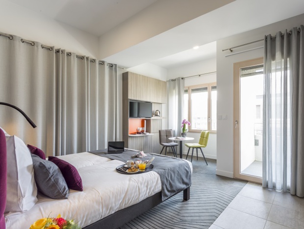 Les chambres sont équipées d'un espace de travail, d'une kitchenette, d'une salle de bains, et dotés pour la plupart d’un balcon - DR : Nemea Les chambres sont équipées d'un espace de travail, d'une kitchenette, d'une salle de bains, et dotés pour la plupart d’un balcon - DR : Nemea