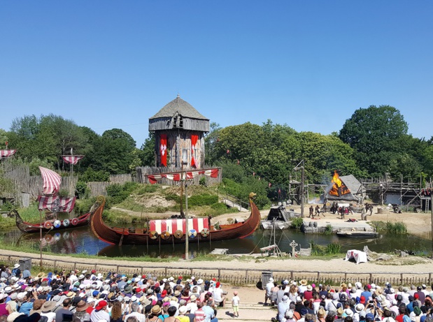 Le Puy du Fou côté face, c’est d’abord une véritable prouesse scénique, servie par des technologies et un savoir-faire de haut vol. Ils parviennent à faire émerger, par exemple, un drakkar et ses marins d’un lac, pendant le spectacle Les Vikings - DR : A.B. Le Puy du Fou côté face, c’est d’abord une véritable prouesse scénique, servie par des technologies et un savoir-faire de haut vol. Ils parviennent à faire émerger, par exemple, un drakkar et ses marins d’un lac, pendant le spectacle Les Vikings - DR : A.B.