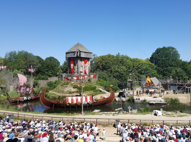 Le Puy du Fou côté face, c’est d’abord une véritable prouesse scénique, servie par des technologies et un savoir-faire de haut vol. Ils parviennent à faire émerger, par exemple, un drakkar et ses marins d’un lac, pendant le spectacle Les Vikings - DR : A.B.