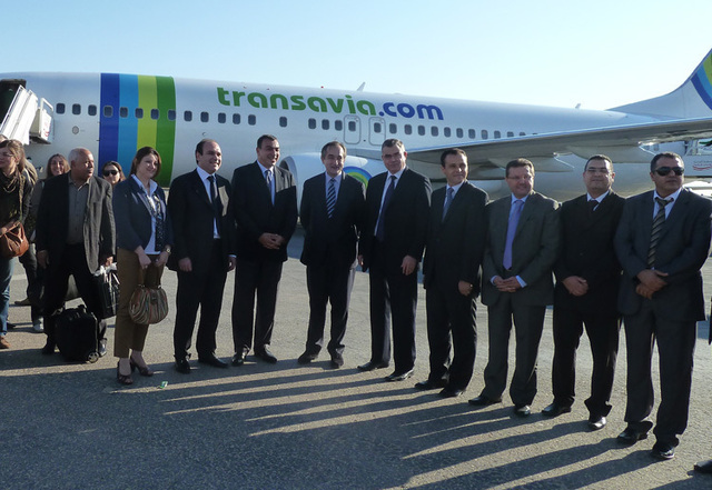 Toute la délégation tunisienne à commencer par le ministre Mehdi Houas à côté de Lionel Guérin a fait le voyage de Tunis à Tozeur pour accueillir et fêter le come back de Transavia.- Photo DR M.S. Toute la délégation tunisienne à commencer par le ministre Mehdi Houas à côté de Lionel Guérin a fait le voyage de Tunis à Tozeur pour accueillir et fêter le come back de Transavia.- Photo DR M.S.
