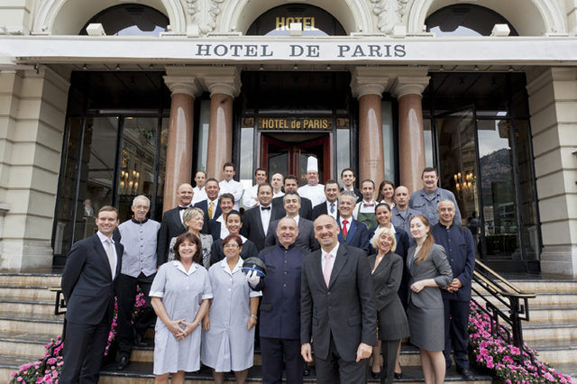 Luca Allegri, directeur des Opérations Hôtels, Spas & Resort du groupe Monte-Carlo SBM entouré des représentants des différents corps de métiers de l’Hôtel de Paris - DR : Realis