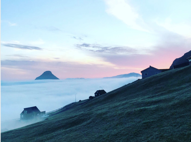 Depuis l'ouest de l'île de Streymo, vue sur un océan de nuage et les îles de Koltur et d'Hestur © PG TM