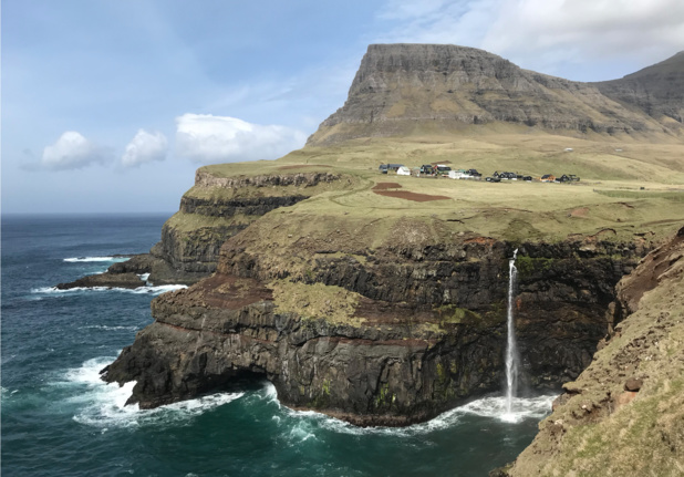 Le village de Gásadalur (16 habitants) et sa fameuse cascade, à l'ouest de l'archipel féringien © PG TM