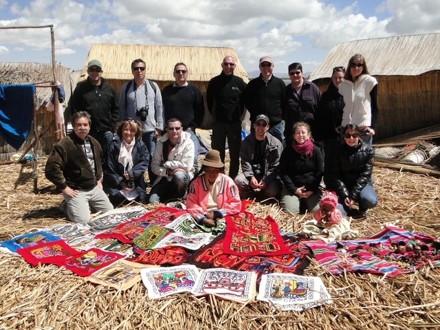 Groupe sur les Iles Uros du Lac Titicaca - DR