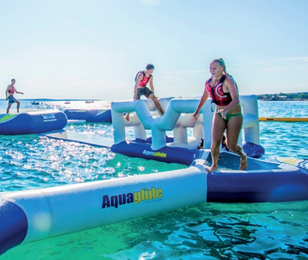 Le parcours s'étend sur 900 m2, avec toboggans, catapultes, ponts flottants à traverser sans tomber… - DR : Aquapark Beluga