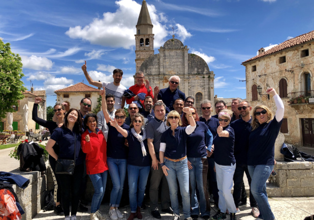 Le Groupe prend la pose près du Château du Moyen-âge Morosini-Grimani (Svetvinčenat) - crédit photo JDL