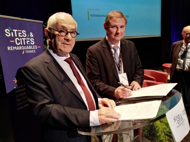 Martin Malvy, président de Sites et Cités Remarquable de France, et Philippe Maud’hui, directeur Ingénierie et Développement des Territoires de Atout France lors de la signature du partenariat le 17 mai 2019 à Figeac ©Sites & Cités