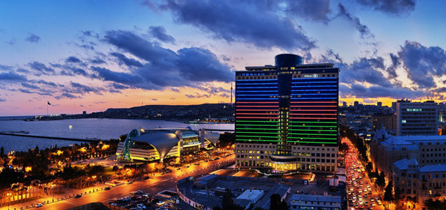 Le Hilton Baku offre une vue sur 25 étages sur le paysage urbain de Bakou - DR : Hilton