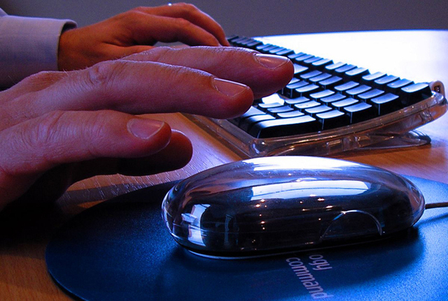 La généralisation des coupons entraine des changements de comportement similaires à celui des sites de rencontre ! L’Internet donne un éventail de choix plus vaste, des « offres » ciblées, et permet également de multiplier les rencontres… La rencontre change de nature, elle n’est plus un moment rare qu’il faut prolonger - DR : Photo-libre.fr La généralisation des coupons entraine des changements de comportement similaires à celui des sites de rencontre ! L’Internet donne un éventail de choix plus vaste, des « offres » ciblées, et permet également de multiplier les rencontres… La rencontre change de nature, elle n’est plus un moment rare qu’il faut prolonger - DR : Photo-libre.fr