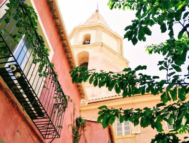 Derrière le clocher de l'église des Accoules, au pied du Panier à Marseille, se cachent des chambres d'hôtes Gites de France au charme irrésistible - crédit photo : TourMaG.com JP