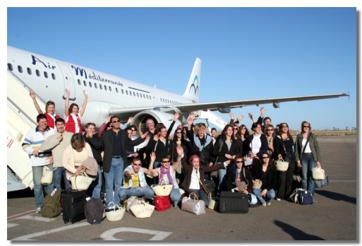Une partie du Groupe pose pour la postérité au pied de l'avion Une partie du Groupe pose pour la postérité au pied de l'avion