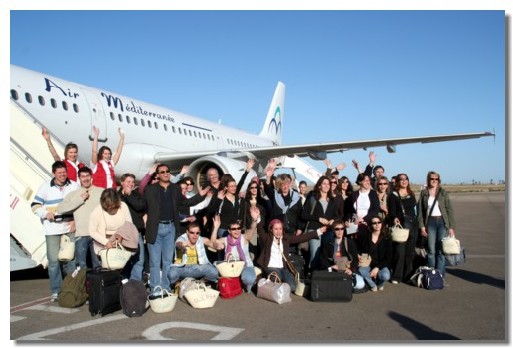 Une partie du Groupe pose pour la postérité au pied de l'avion