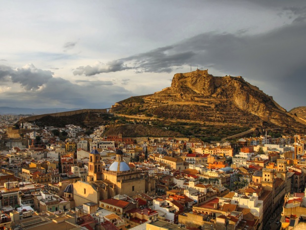 Le mont Benacantil et le château de Santa Barbára dominent la ville et constituent la carte postale emblématique d’Alicante - DR : DepositPhotos, Patryk_Kosmider