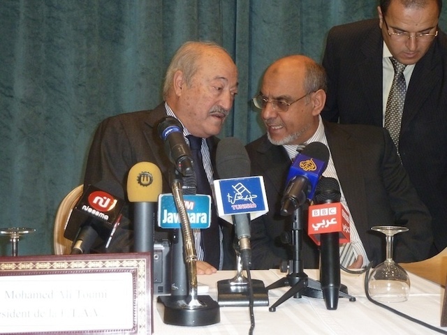 A la tribune, Hamadi Jebali, futur premier ministre (à droite) et Mohamed Belajouza président de la Fédération tunisienne de l'hôtellerie. - Photo DR MS.