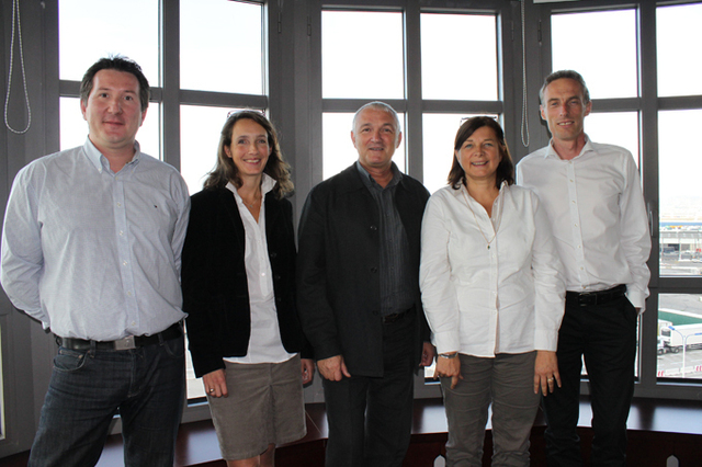 De gauche à droite : Ludovic Caillol, dir. d'exploitation, Armelle Cizeron, dir. développement durable, Alex Nicola, DG, Colette Sénéchal, dir. commerciale et Etienne Tiberghien, dir. marketing et communication - DR : A.B. De gauche à droite : Ludovic Caillol, dir. d'exploitation, Armelle Cizeron, dir. développement durable, Alex Nicola, DG, Colette Sénéchal, dir. commerciale et Etienne Tiberghien, dir. marketing et communication - DR : A.B.