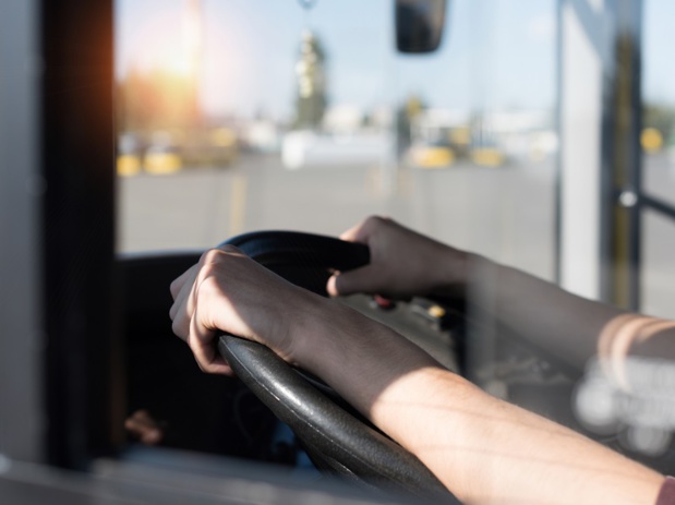 Il est souvent compliqué pour un conducteur de tourisme de troquer sa casquette pour faire du transport de point à point - DR : DepositPhotos, IgorVetushko